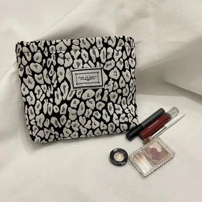 Elegant Jacquard Canvas Cosmetic Clutch – Black & White Floral Makeup Bag